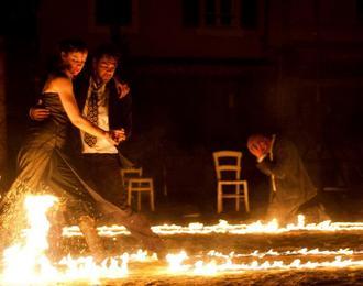 Polar Ou La Stupfiante Histoire D'un Tango Enflamm  Arts De La Rue / Pyrotechnie Par La Compagnie Bilbobasso (25)