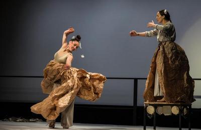 Jumelles Florencia Oz, bailora, et Isidora O'Ryan à Marseille