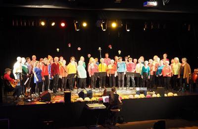 Soixante dix choristes sur scne  Plozvet