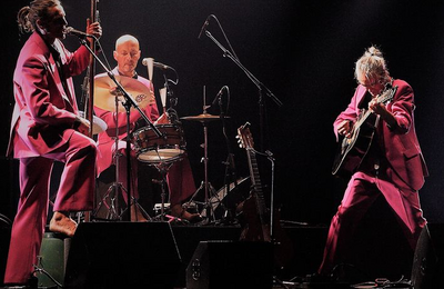 Denis Gaud et son orchestre voix, guitares, contrebassine et percuterie...faon guinguette !  Grenoble