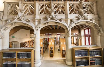 Dcouverte d'une bibliothque d'art dans un monument historique  Paris 4me