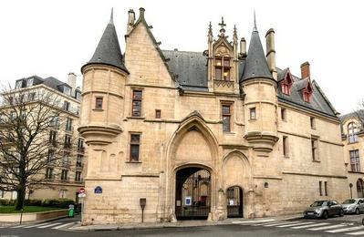  la dcouverte d'une bibliothque d'art dans un monument historique  Paris 4me