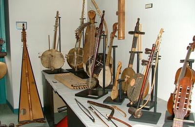 A la dcouverte de 2500 instruments de musique du Monde dans le chteau du Pin  Angers
