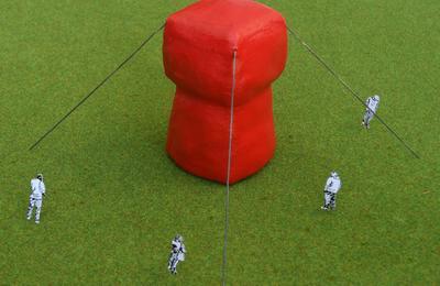 Performance artistique avec une sculpture gonflable à Reims