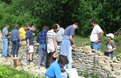 Atelier de pierre sche lors d'un chantier participatif  Flin