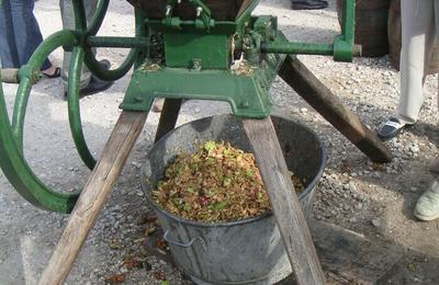 Atelier fabrication traditionnelle de jus de pomme  Bouray sur Juine