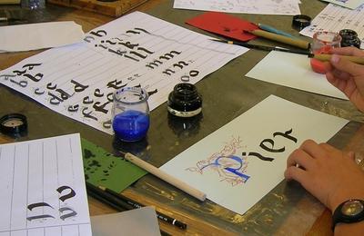 Atelier jeune public, calligraphie médiévale à Paris 4ème