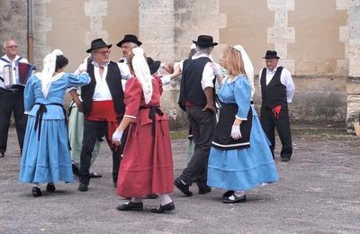 Balade au coeur du bourg ancien avec le groupe folklorique les Sans-Soucis  Meilhan sur Garonne