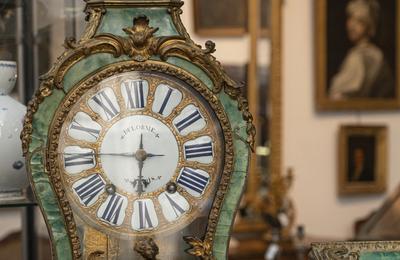 Dcouverte du travail et des objets d'une salle de ventes aux enchres  Marseille