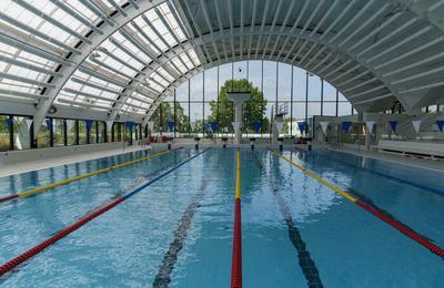 Visite guidée d'une piscine d'architecture moderne à Bordeaux