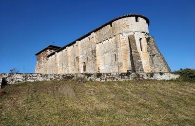Dcouvrez l'glise romane fortifie de Lesgor, du XIIe sicle