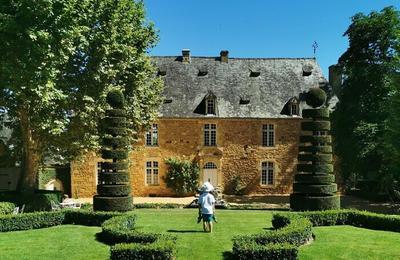 Découvrez les jardins exceptionnels d'un manoir du XVIIIe siècle à Salignac Eyvigues