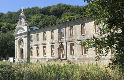 Dcouvrez une ancienne abbaye isole de toute civilisation  Deuxnouds aux Bois