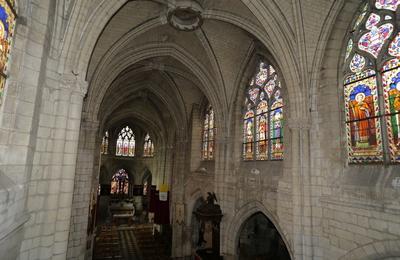 Église du XIe siècle et sa flèche vrillée du XIVe siècle à Troyes