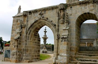 glise, salle du trsor, enclos paroissial, arc de triomphe et oratoire  Saint Jean du Doigt