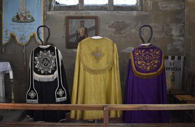 Exposition de vtements et d'objets liturgiques  Magny en Vexin
