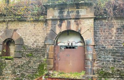 Exposition sur les cervids dans un fort dfensif typique du XIXe sicle  Pouxeux