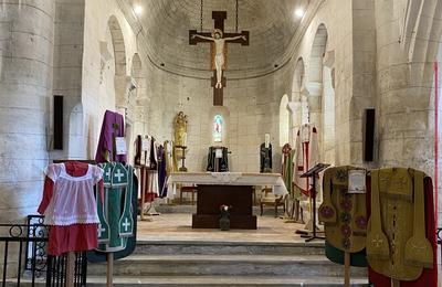 Expositions d'anciens chasubles de prtres dans l'glise Saint-Cyr  Saint Ciers d'Abzac