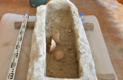 Fouille d'un sarcophage  Saint Paul Trois Chateaux