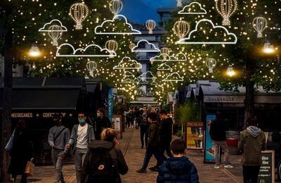 Illuminations de Noël à Bercy Village à Paris 12ème