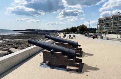 Inauguration De Deux Canons De Marines Par Le Maire De La Rochelle