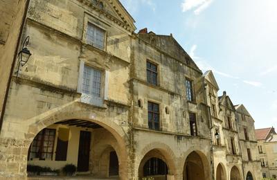 La place Belliard et les anciennes halles  Fontenay le Comte