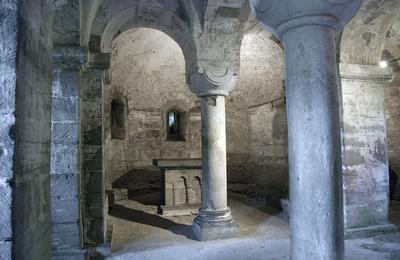 Lancez-vous dans une visite guide d'une crypte romane  Esley