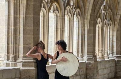 Les Murs / Danse contemporaine et chant dans le clotre de l'abbaye de La Chaise-Dieu