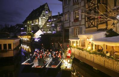 Les enfants chantent Noël sur les barques par l'Ecole Victor Hugo à Colmar