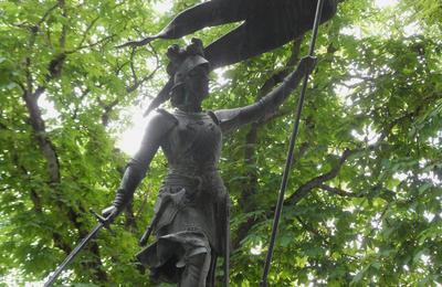 Observation de la statue Jeanne d'Arc de Louis Fournier  Patay