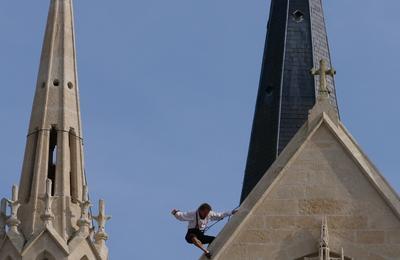 Quasimodo-Esmeralda chorgraphie de faade par la Compagnie des Lzards bleus  Neuville Sous Montreuil