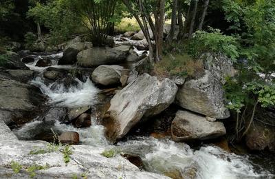 Les eaux de la Dure et du Linon  travers le chaos granitique de Brousses  Brousses et Villaret