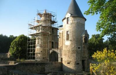 Restauration du chteau fodal de la Crossonnire  Moze sur Louet