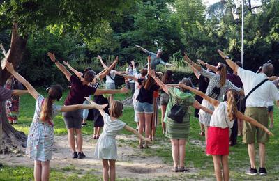 Spectacle Happy Manif les pieds parallles  Gif sur Yvette