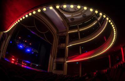 Suivez Le Guide Dans Les Coulisses D'un Thtre  L'italienne Du Xixe Sicle  Tarbes