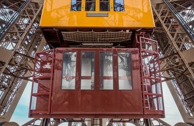 Tour Eiffel : visite guide de la machinerie de l'ascenseur historique  Paris 7me
