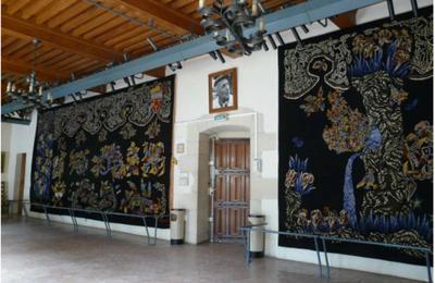 Venez dcouvrir les tapisseries dans la Salle Jean Lurat de l'Htel de Ville !  Rocamadour