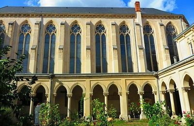 Visite commente d'un couvent  l'architecture de style no-gothique  Nancy