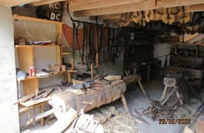 Visite commente d'un muse d'outils anciens  Saint Pierre le Moutier