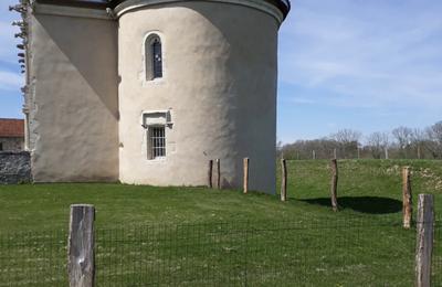 Visite commente des extrieurs d'un chteau original  Etreval