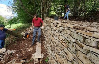 Visite d'un chantier-cole de restauration de murs de pierre sche  Laval le Prieure