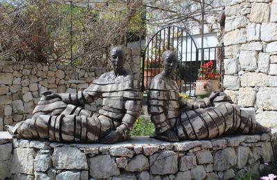 Visite d'un jardin avec sculptures monumentales en terre cuite figuration humaine  Vallauris