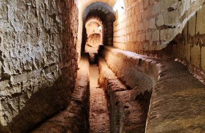 Visite d'une galerie de l'aqueduc antique de Saintes accompagne d'un guide  Fontcouverte