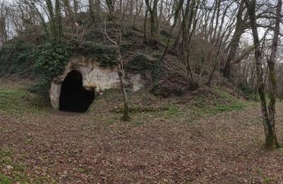Visite d'une motte fodale et son souterrain refuge accompagne d'un guide  La Clotte