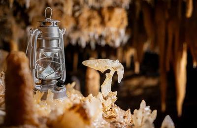 Visite guide  la lampe-tempte dans la grotte du Grand Roc !  Eyzies de Tayac Sireuil