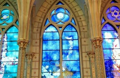 Visite guide d'une chapelle no-gothique, de son dcor peint et de ses vitraux modernes  Reims