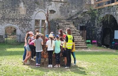 Visite guide de l'exposition sur la biodiversit dans un chteau mdival  Villandraut