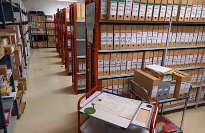 Visite guide du magasin de conservation des archives municipales de Pontarlier  Houtaud