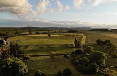 Visite libre d'une glise romane perdue au milieu des champs  Chmery-Chhry