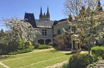 Visite libre de la cour et du jardin de la Maison canoniale Saint Maurille  Angers